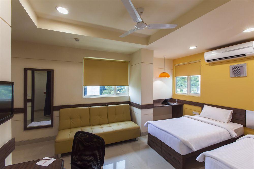 Hotel Nashik Esterno foto