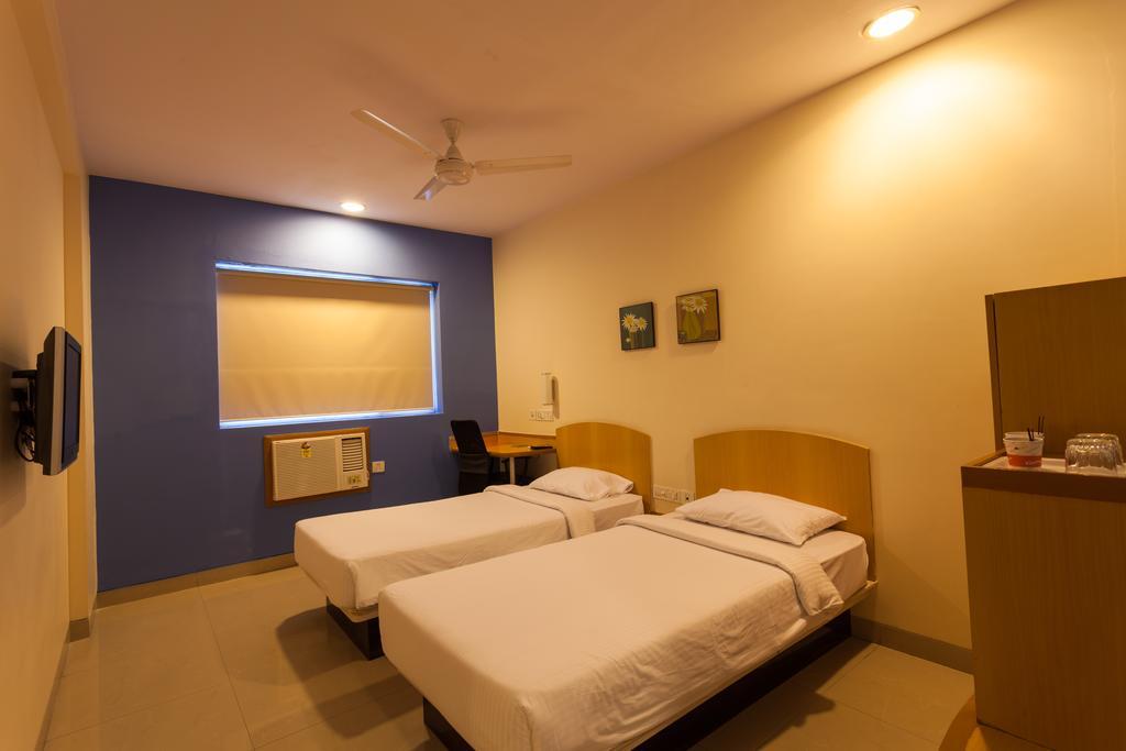 Hotel Nashik Esterno foto