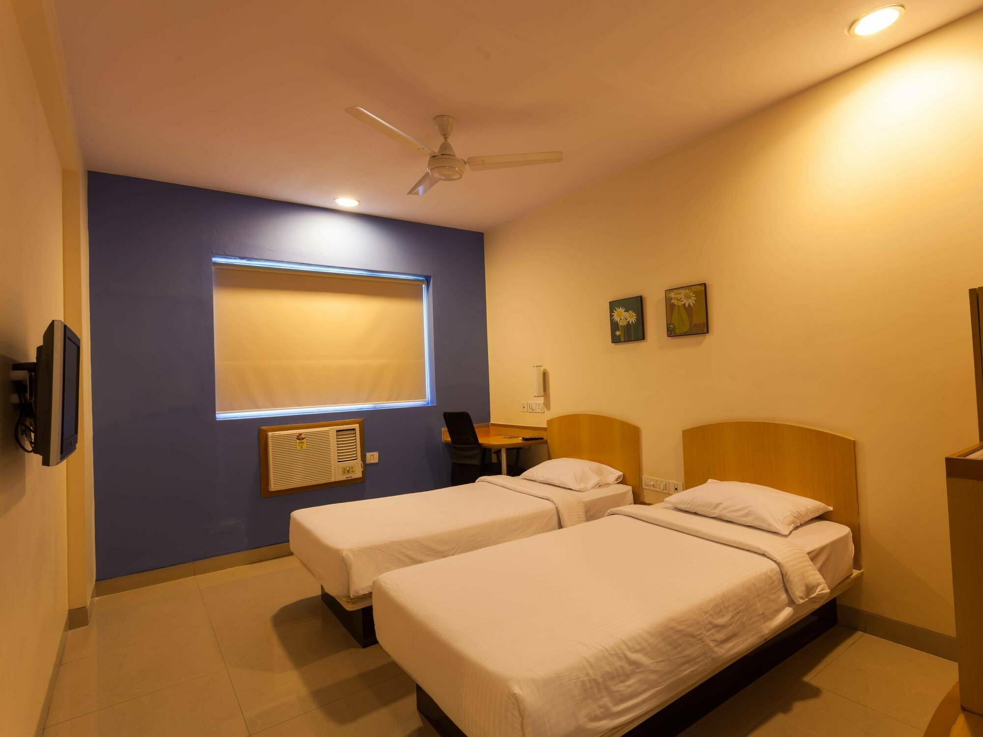 Hotel Nashik Esterno foto