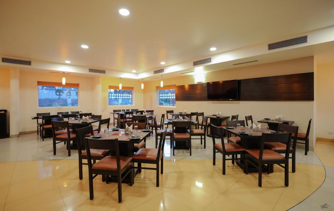 Hotel Nashik Esterno foto